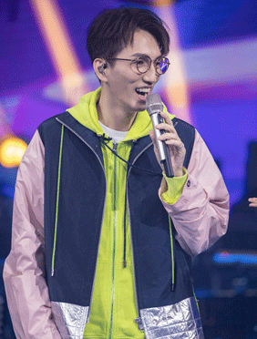 <b>《嗨唱转起来》七度登顶周五收视冠军 林志炫综艺感爆发化身“标签神探”</b>