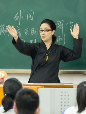 <b> 《同一堂课2》越剧名家茅威涛引“戏”入课堂，00后“新苗”初尝越剧魅力</b>