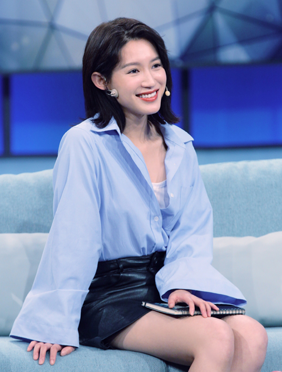 <b>苏青做客《非常静距离》多面性格惹人爱 谈及家人动情落泪</b>