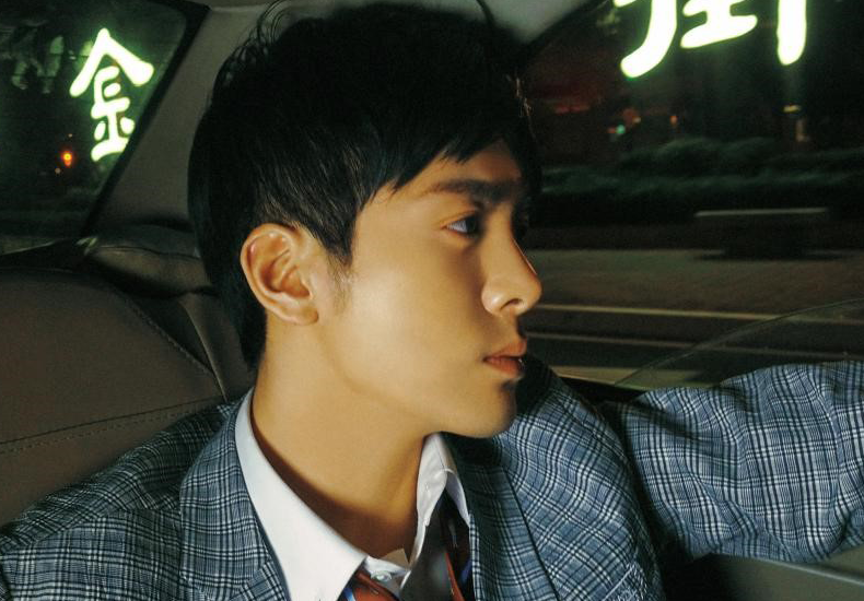 曾舜晞发布全新写真  探秘幻夜之城尽显港风气质