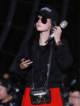 <b>张柏芝《嗨唱转起来》彩排图曝光 黑长直配少女肌颜值超能打</b>