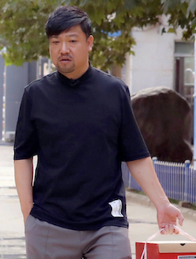 <b>《我们在行动》贾冰“花式推销”助推介会销量破亿，陈蓉为橄榄球少年圆梦</b>