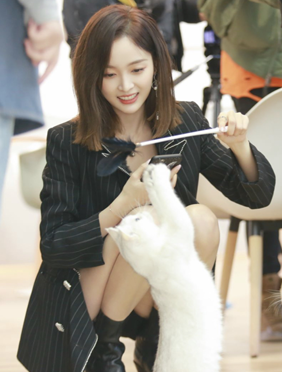 <b>《我想开个店》进入营业倒计时，吴宣仪变犀利总裁、黄明昊反串大妈招工</b>