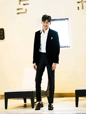 <b>张翰年前帅气营业，沉浸式互动实验真人秀《亲爱的上线了》路透图曝光！</b>