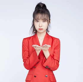 <b>曹曦月新年组图公开 红色彰显自信态度</b>