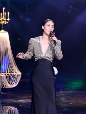 <b> “那战队”深情《心动》热议不断 那英真心情再现舞台 为费玉清封麦落泪</b>