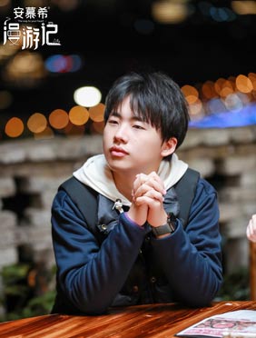 <b>《漫游记》钟汉良郭麒麟与威神V组合比拼短视频拍摄</b>