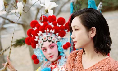 <b>秦海璐春日大片曝光 演绎时尚与戏曲的碰撞</b>