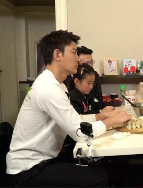 <b>虽隔千里，一江连心！东方卫视《亲爱的，来吃饭》守望英雄归来</b>