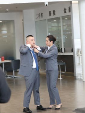 <b>小岳岳往裤子里塞衣服大大咧咧  撅屁股擦车对顾客赔笑卖力干活</b>