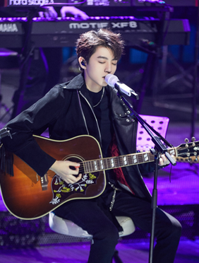 <b>王俊凯变梗王抓重点 被气到现场摔本子</b>