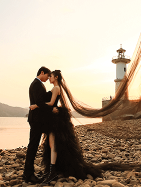 <b>李嘉铭暖心准备惊喜 刘泳希黑色婚纱照唯美惊艳</b>