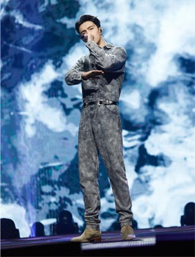 <b>张艺兴“唱作人”高票获胜 挑战蒙古舞惊艳舞台</b>