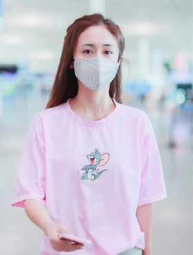 <b>刘芸粉色少女装亮相机场  因《乘风破浪的姐姐》备受关注或成黑马</b>