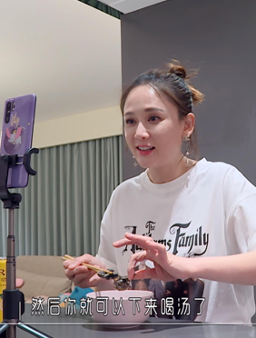 <b>陈乔恩传授异地恋保鲜法 小鬼变身机长上演“制服诱惑”</b>