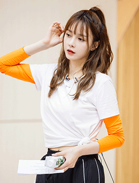 <b>沈梦辰站姐代亲业务上线 网友喊话节目组加鸡腿</b>