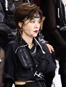 《浪姐》郁可唯吊威亚大展水袖舞 成功晋级总决赛