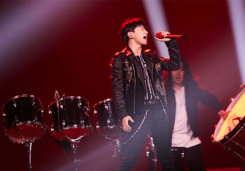 张杰现身乘风破浪的姐姐成团夜 《逆战》LIVE燃炸全场