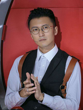 <b>创意无限，谢霆锋《中国好声音》用头按抢人键</b>