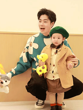 <b>《爱上幼儿园6》竟然来了三位男老师！看袁成杰烧饼管栎如何“搞定萌娃”？</b>