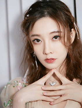 <b>冯提莫B站小年夜《再见少年》以声共情 温暖演绎引青春共鸣</b>