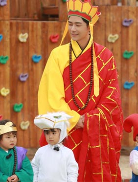 <b>《爱上幼儿园6》童话世界奇妙历险，萌娃解救袁成杰烧饼管栎</b>