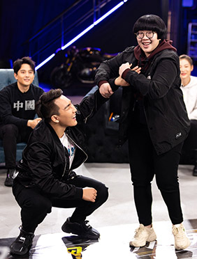 《飒！武力拳开》颜如晶迎来训练新体验 陈嘉艺VS史文康谁能成功晋级