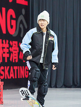 《冠军对冠军》张义威潘家杰互换赛道，张义威单脚滑雪展冠军风采