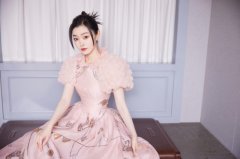 宋轶参加总台元宵晚会 金虎贺春旗袍裙优雅迷人