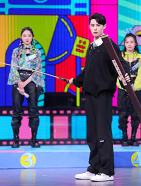 王鹤棣《你好星期六》学院风造型亮相 上演真假美猴王展超强记忆力