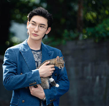 <b>王瑞昌《原来是老师啊》开播 林声金丝眼镜造型好带感</b>