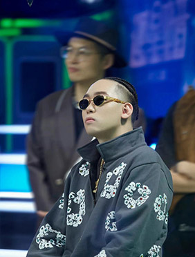 《超感星电音》一公竞演火爆开启，歌手制作人合作燃起全场