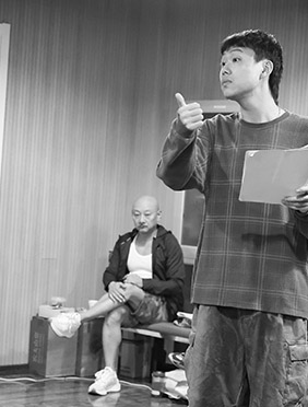 将作品细节拉满，脱口秀演员小北成功跨界演绎话剧《椅子》