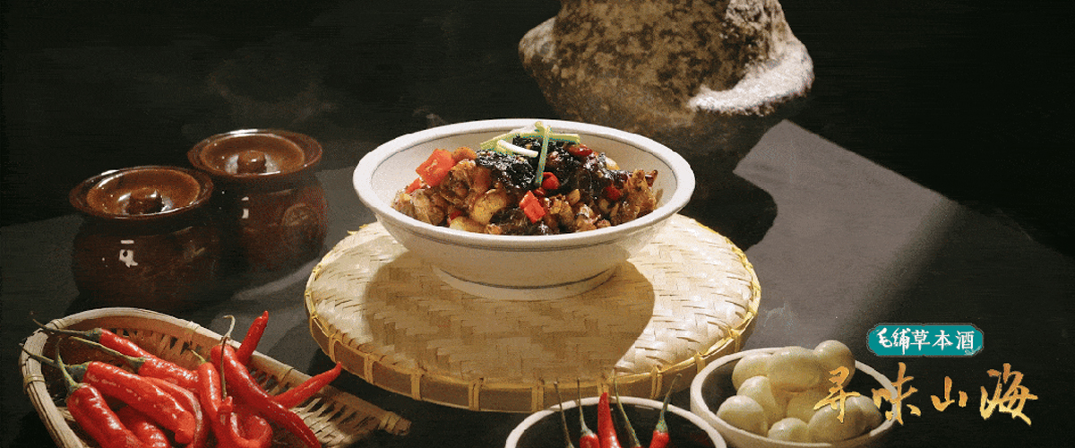 九江，自古便被誉为天下眉目之地，庐山峰峦秀立而成一道英俊的眉，鄱阳湖水波流转而成一双灵动的目。在千峰九派的壮阔