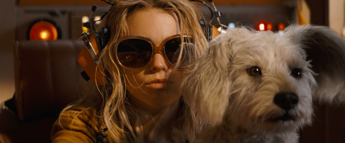 DC影业最新力作《超级少女》（Supergirl）今日全球同步曝光最新预告和海报，首次揭秘影片的核心故事线超级少女卡拉为拯救