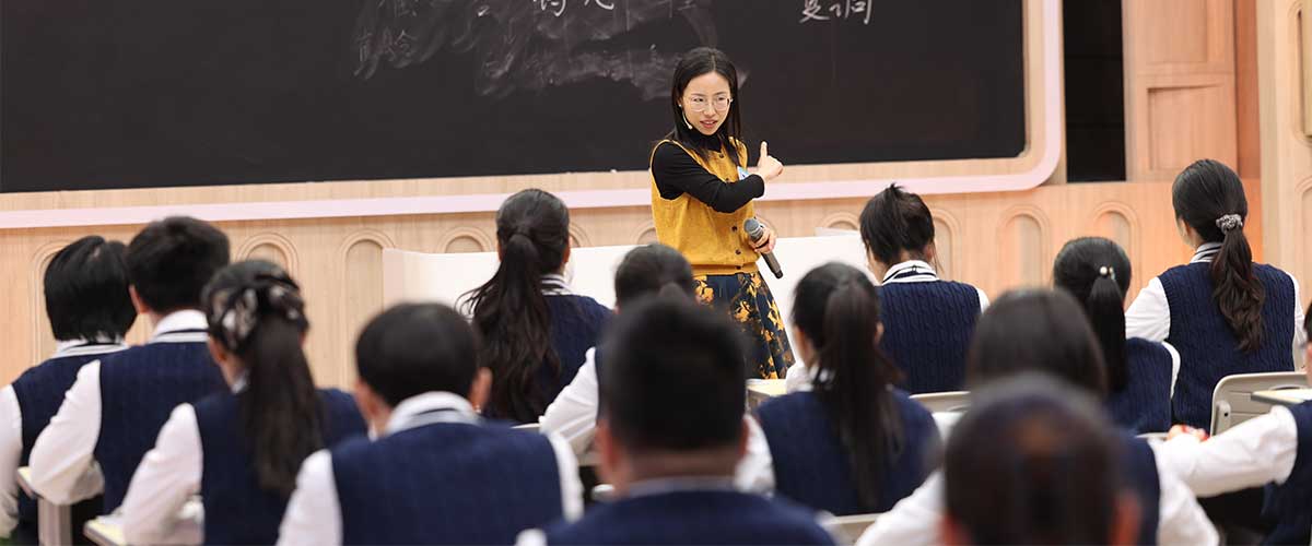 文脉流转润芳华，经典启智伴成长。《超级语文课》高中组精彩再启，全国优秀高中语文教师齐聚舞台，带来各具匠心的拿手