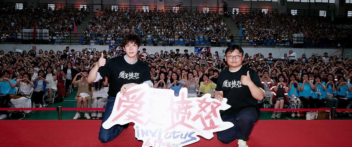 电影《爱是愤怒》全国首场校园路演正式落地成都，先后走进四川电影电视学院金牛校区与电子科技大学成都学院。导演朴松