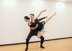  跳着“生死一舞” 挺进“舞林”总决赛  盛一伦：是“小白”也是“黑马”