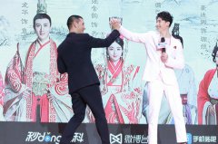 蒲巴甲现身《重耳传奇》发布会 黑色西装酷帅满分