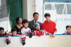 易烊千玺《大冰小将》带队赴香港 挑战旱地冰球赛