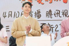 唐晓天《致我们暖暖的小时光》开播 顶绿筐床单自比绿灯侠