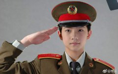 杨洋新剧军装造型首曝光 再穿军装霸气回归英气逼人