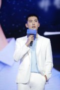 杨洋现身上海出席活动 白色西装演绎清爽夏日look
