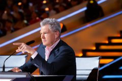 用魔方解读人心 《巅峰之夜》邓男子演绎“魔法”的神秘力量   