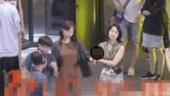 网曝白百何最新电影路透 片场一身职业装扮聊剧本
