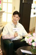 王嘉度假归来晒黑数个色号  分享护发心得提倡做养生boy