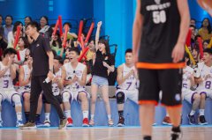 最美领队李凯馨自称《灌篮高手》樱木花道  暖心助力篮板少年夺胜