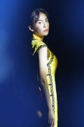 吕佳容黄色旗袍尽显曼妙身姿 光影交错间演绎梦幻风情