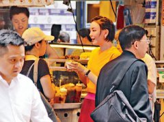 港媒曝吕佳容现身香港街头品尝小吃 还到街边档购物相当接地气