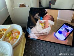 歌手平安二胎后首晒娃 父子仨连线吃饭“高科技聚餐”